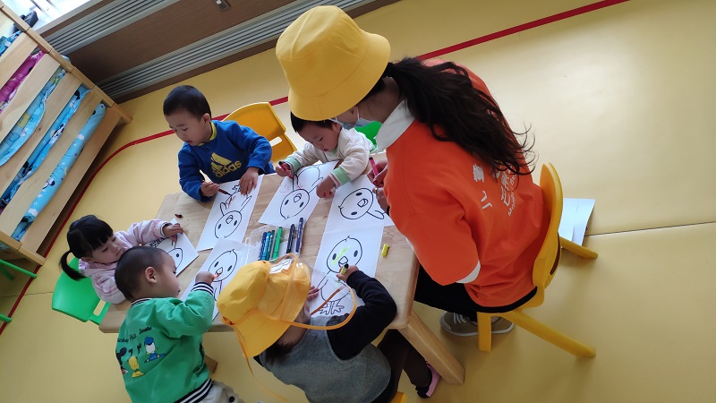 老师带孩子们上涂鸦课