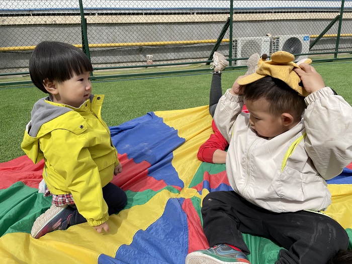 下午天气好，带孩子在操场上活动一下