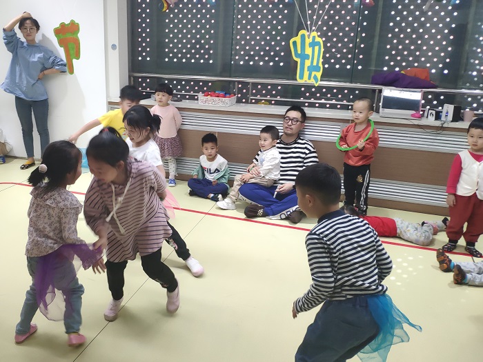 孩子们在做集体小游戏