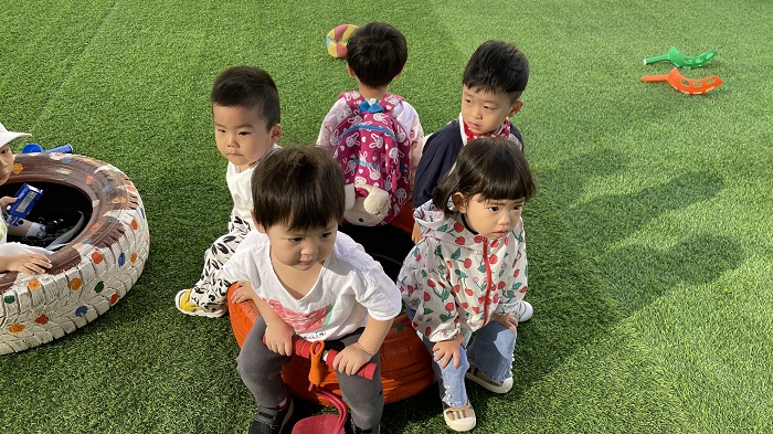 孩子在操场集体活动