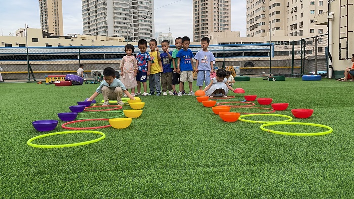 孩子们在操场上做游戏