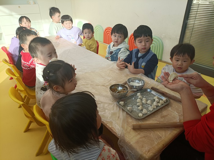 冬至节孩子们自己动手包饺子
