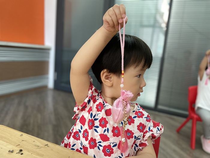 作为爸爸妈妈，我们要学会用宝宝的视野看待宝宝的行为！