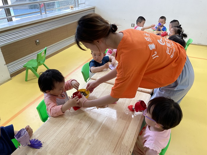 孩子们自己做手工