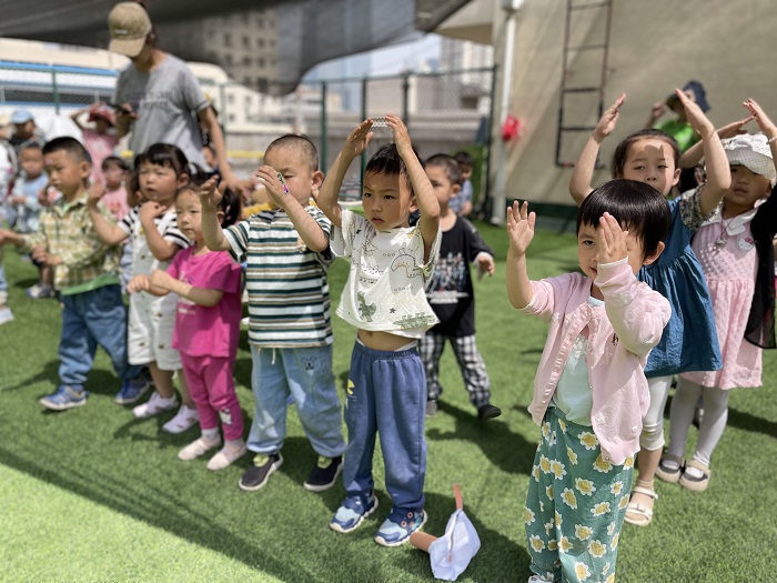 一起在操场上活动