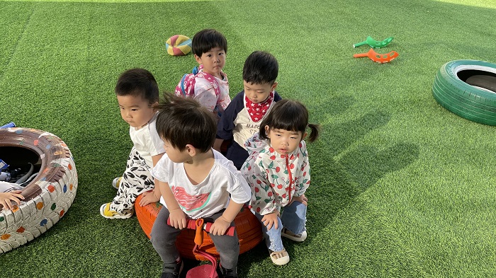 豆豆班的小朋友在操场玩耍