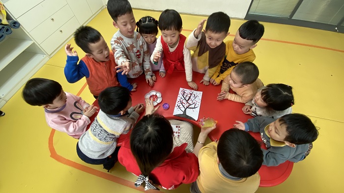 1774234043165938.jpg 和老师一起给小树穿个漂亮的花衣服