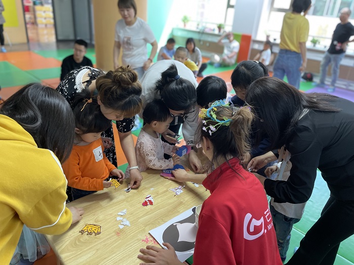 1774680222210199.jpg 宝贝和爸爸妈妈一起做手工