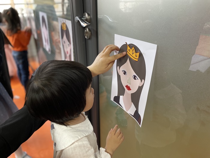 1774680231150031.jpg 母亲节宝贝为妈妈送上皇冠