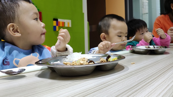 中午宝宝们在吃饭